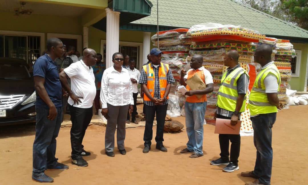  Enugu: Igbo-Etiti LGA Chairman supervises distribution of NEMA’s relief materials to flood victims