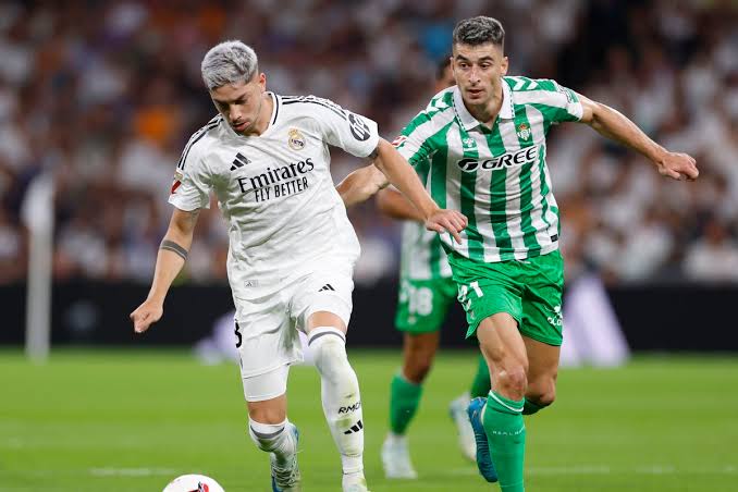 Real Madrid midfielder, Federico Valverde with the ball against Real Betis midfielder, Marc Roca. Photo Credit- Managing Madrid