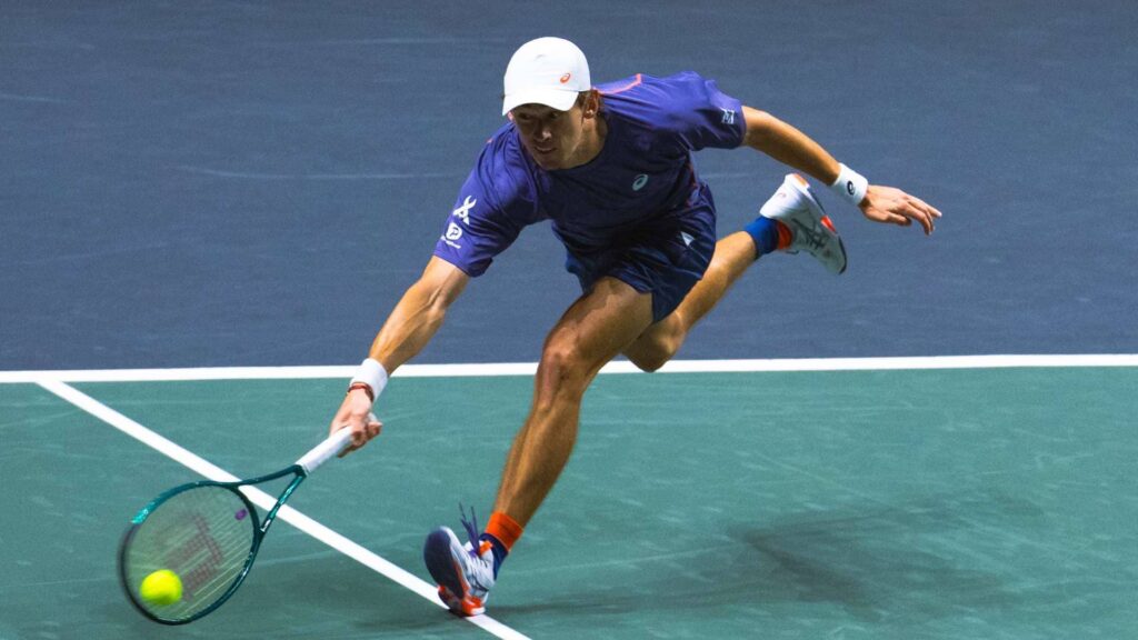 Alex de Minaur dominates to reach US Open quarter-finals.