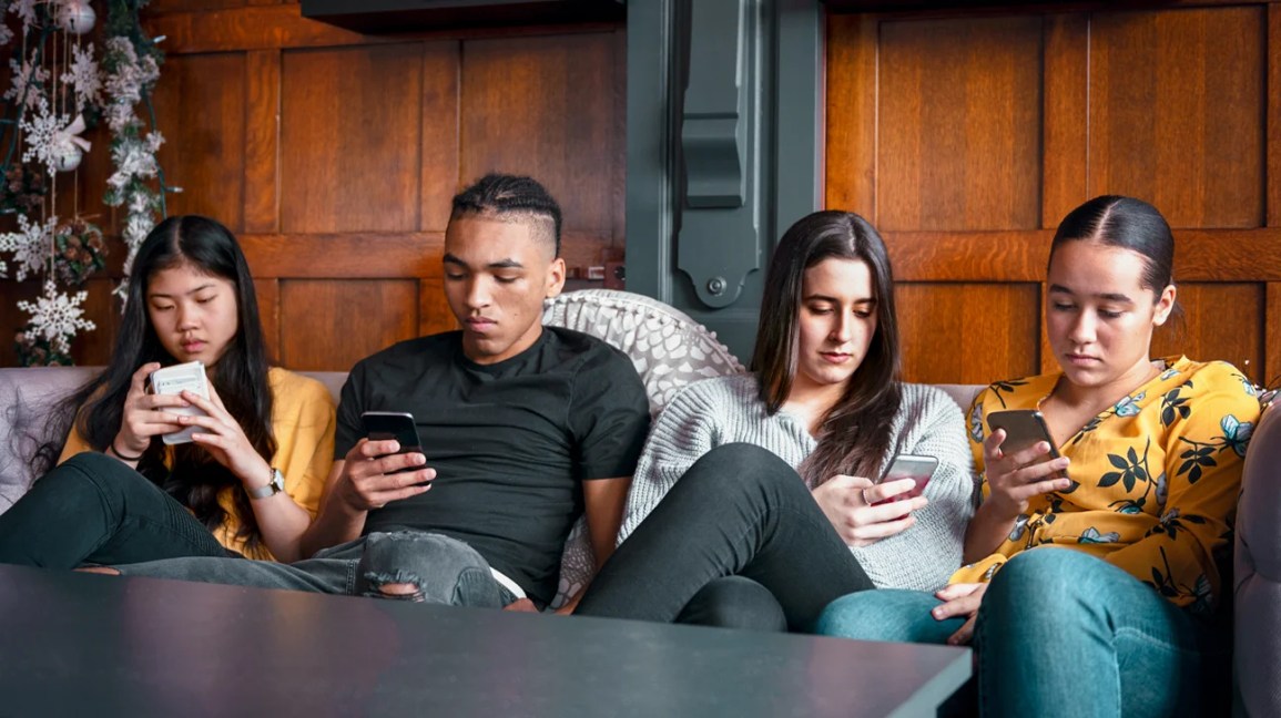 8 Alarming signs you’re addicted to Social Media (and how to break free)