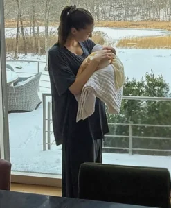 Elsie Hewitt and her newborn daughter.Elsie Hewitt/Instagram