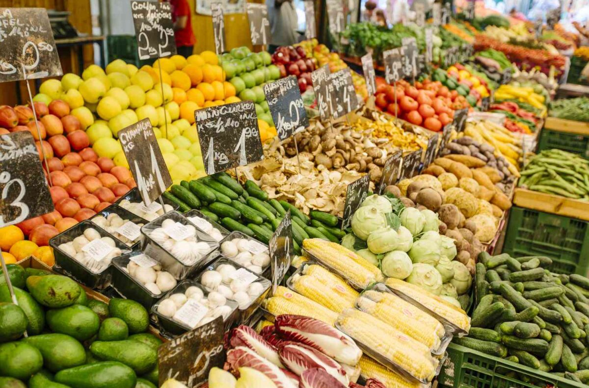 7 Smart Ways to Shop Healthy in Local Markets