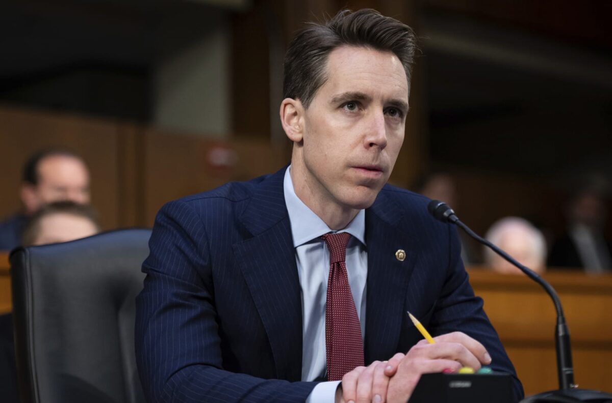  Why did Josh Hawley break with Trump on Venezuela, and could it cost him politically?