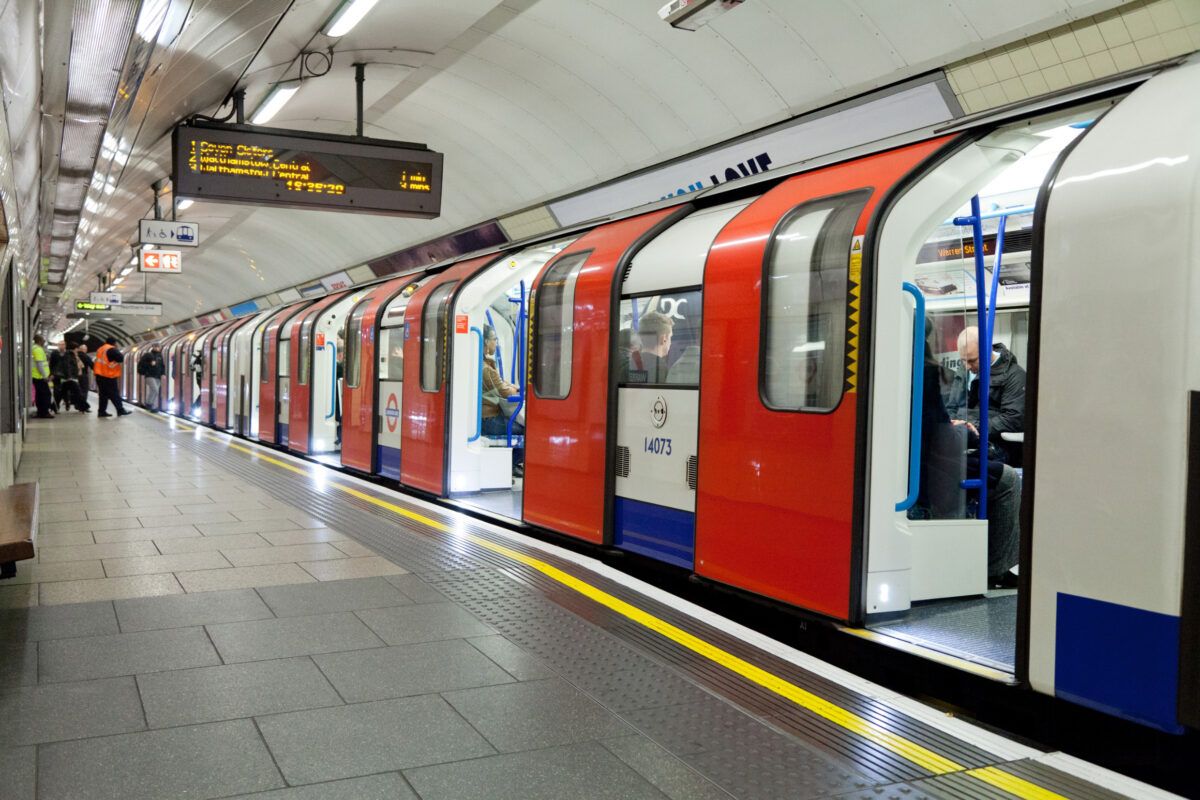 Victoria line trains halted after major signal failure at Green Park
