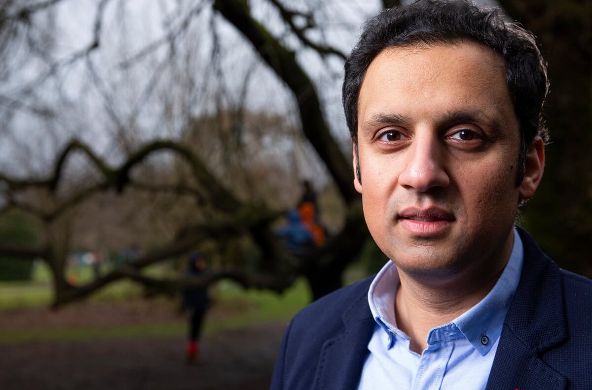  Anas Sarwar breaks ranks: Scottish Labour leader calls on Keir Starmer to quit as UK Government teeters