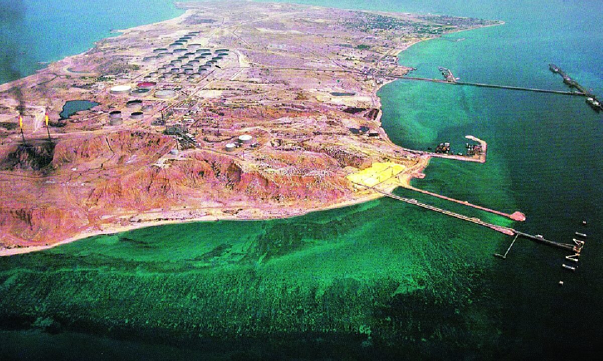  Kharg Island on edge: Iran warns of retaliation as US weighs seizing key Oil export hub