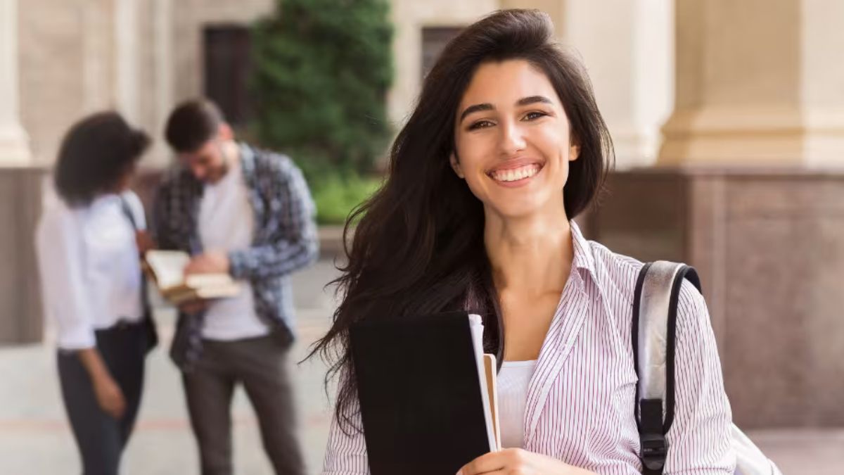 $5,000 Women of Excellence Scholarship now open