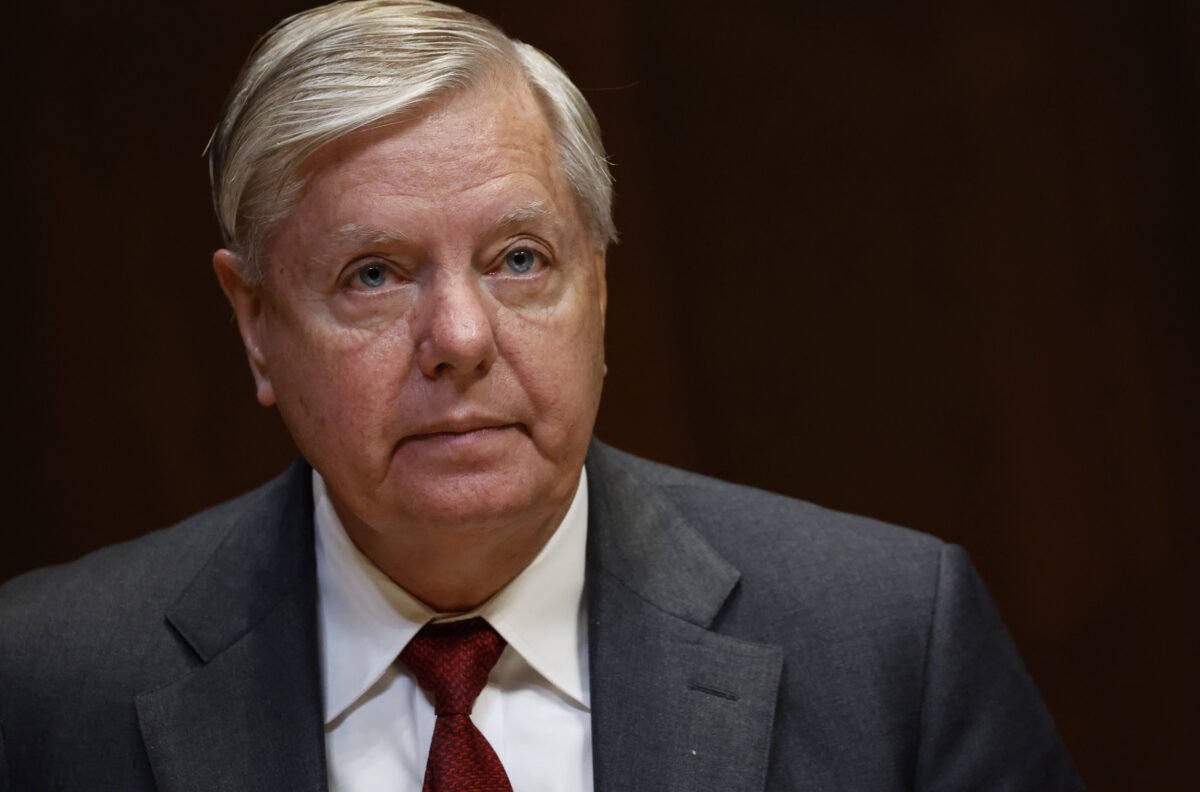  Lindsey Graham breaks with Trump in stunning Senate clash as he sounds alarm on Iran and Intelligence fight
