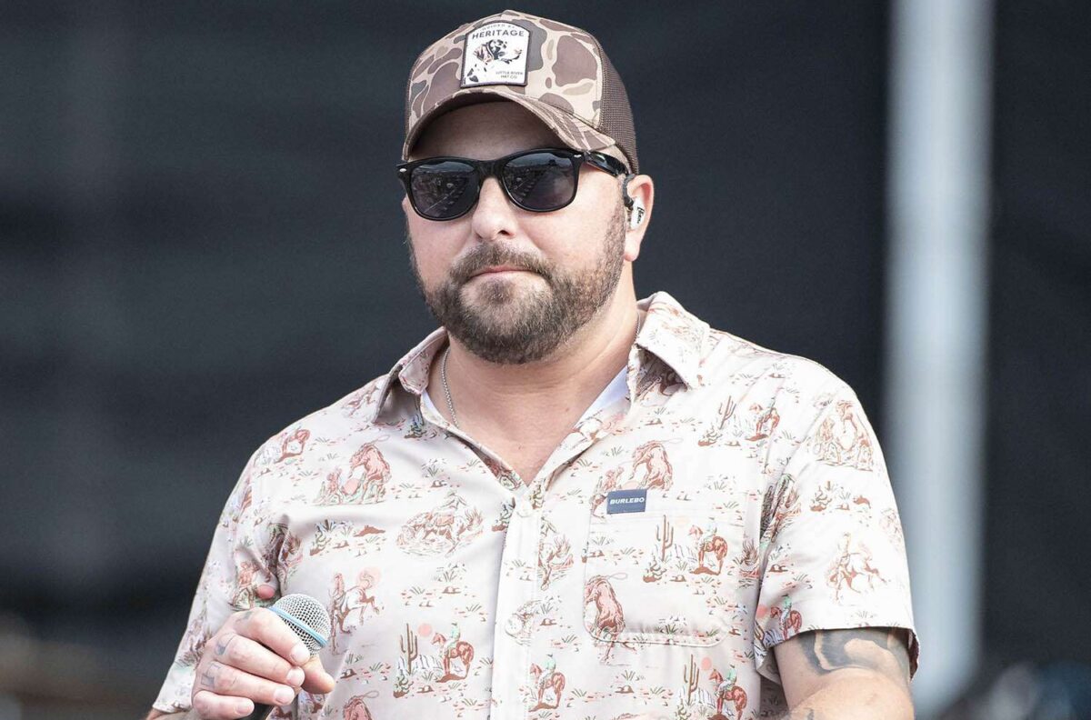  Country star Tyler Farr hospitalized with severe concussion after farm accident
