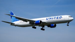 NTSB report reveals United Airlines jet struck a light pole during Newark landing.