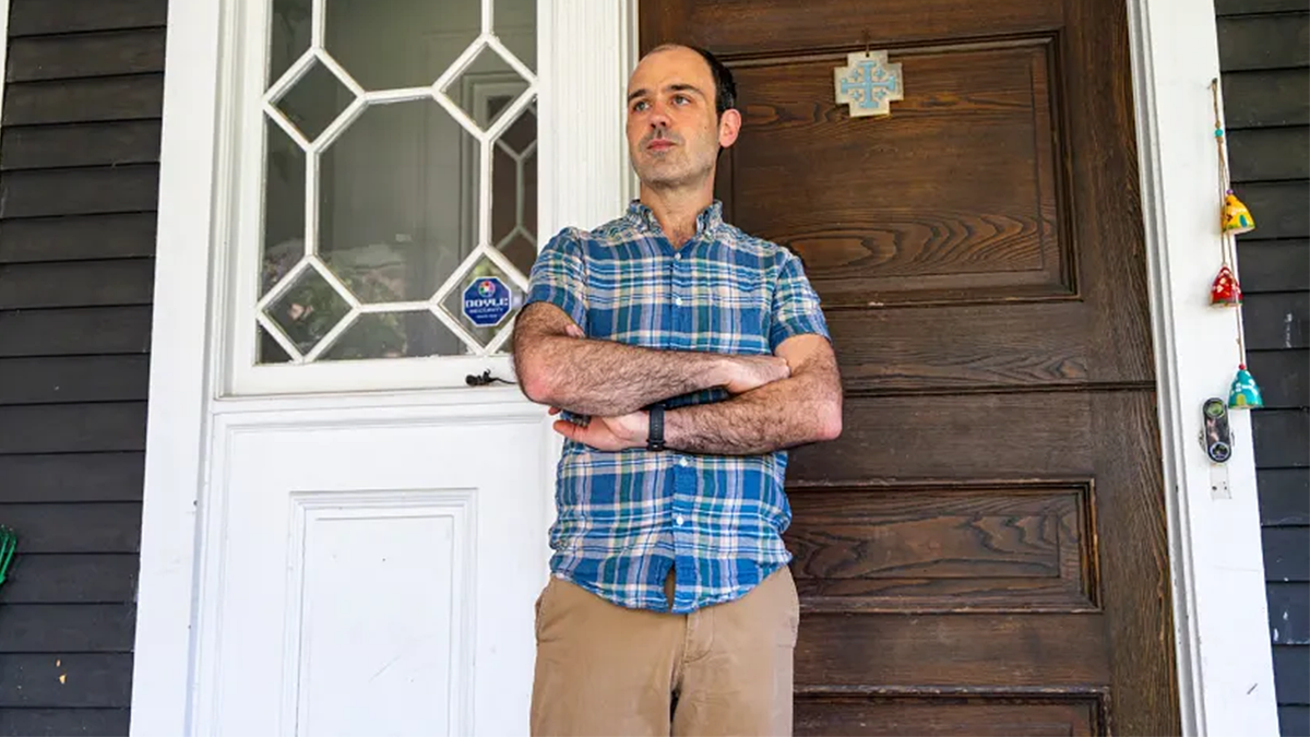  David Streever sues ICE after agents visited his home over email criticising Immigration Chief, raising major free speech questions