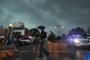 A line of severe storms rolls into Chicago’s Austin neighborhood from the west along West Madison Street on Aug. 11, 2026. (Brian Cassella/Chicago Tribune)